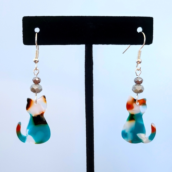 Subtle Delights Handmade Acrylic Calico Cat Hook Earrings w/ Grey Glass Accent - Picture 1 of 1
